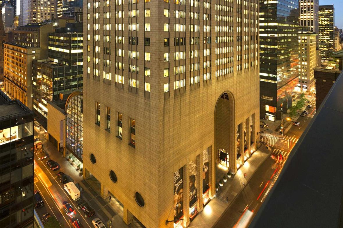 A building in New York at night